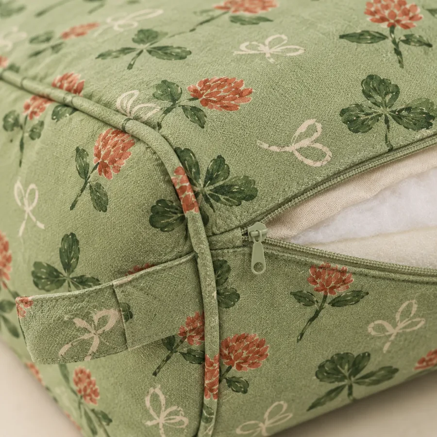 Clover Corner Block, close-up of the print and stitching